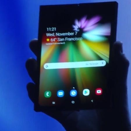 O novo celular dobrável da Samsung foi mostrado em San Francisco em 2018 - Reprodução