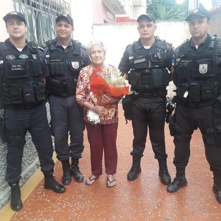 Idosa feita refém em Valença, no Rio, recebe flores de PMs - Reprodução/Polícia Militar do RJ