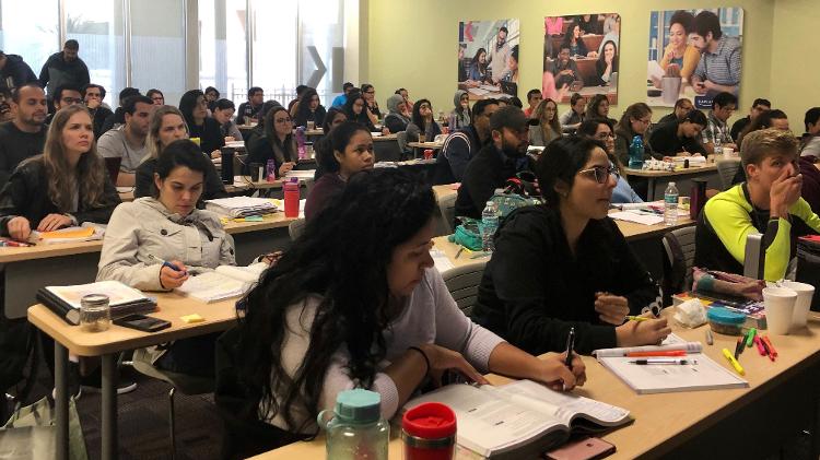 23.mar.2019 - Estudantes de várias nacionalidades assistem às aulas no dia 21 de março no Kaplan Center em Miami, Flórida - Celeste Rodas de Juarez/EFE - Celeste Rodas de Juarez/EFE