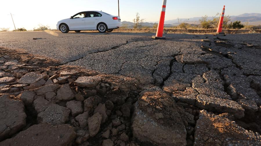 Carro passa por uma fissura que se abriu após um forte terremoto que atingiu o sul da Califórnia, nos Estados Unidos - DAVID MCNEW/REUTERS