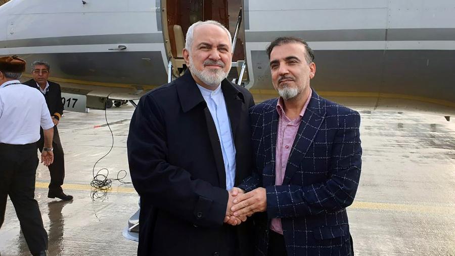 Foto divulgada pelo ministro das Relações Exteriores do Irã, Mohammad Javad Zarif, mostra o chanceler (à esquerda) ao lado do cientista iraniano Massud Soleimani - AFP
