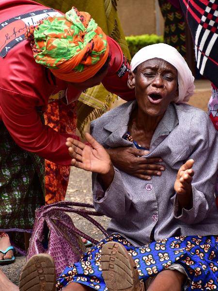 Mulher fica ferida em tumulto que deixou 20 mortos durante culto evangélico em Moshi, na Tanzânia - FILBERT RWEYEMAMU/AFP