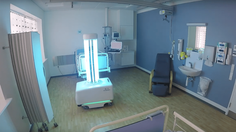 Robô limpa ala hospitalar usando raios ultravioleta - Reprodução