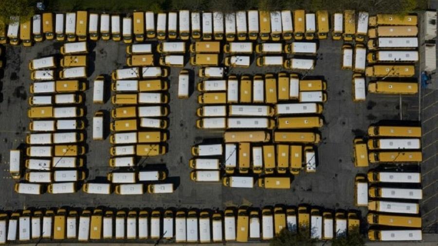 Imagem aérea de ônibus escolares estacionados em uma garagem de Freeport, Nova York, em 25 de abril de 2020 - Getty Images/AFP