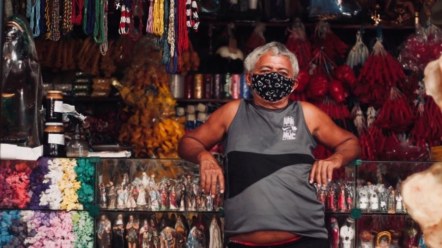 Vendedor usa máscara no Mercado Ver-o-Peso, um dos locais onde foram feitos os testes - Nay Jinknss/Getty Images