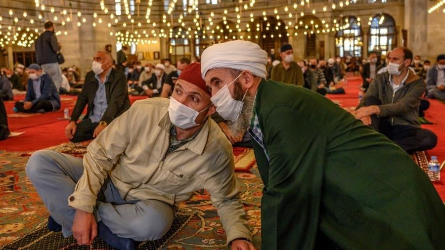 29.mai.2020 - Fiéis usam máscaras de proteção dentro de mesquita em Istambul, na Turquia, onde os templos religiosos foram reabertos hoje após dois meses de bloqueio por causa do novo coronavírus - Bulent Kilic/AFP