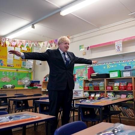 10.ago.2020 - O premiê britânico Boris Johnson em visita a uma escola, em Londres, para conferir os preparativos para o retorno das atividades em setembro - EFE/EPA/PIPPA FOWLES/10 DOWNING STREET