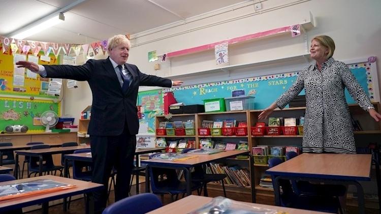 O premiê britânico Boris Johnson em visita a uma escola, em Londres, para conferir os preparativos para o retorno das atividades em setembro - EFE/EPA/PIPPA FOWLES/10 DOWNING STREET - EFE/EPA/PIPPA FOWLES/10 DOWNING STREET