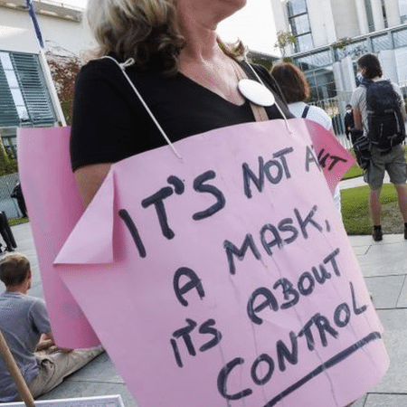 "Não é sobre a máscara, é sobre controle", diz cartaz de manifestante na Alemanha - EPA/FELIPE TRUEBA via BBC