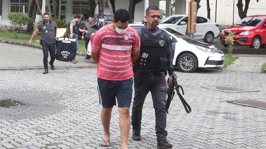 Material é apreendido e pessoas são conduzidas para esclarecimentos durante a sétima fase da Operação Luz na Infância, que visa cumprir mandados de prisão contra criminosos responsáveis por distribuir pornografia infantil - REGINALDO PIMENTA/ESTADÃO CONTEÚDO