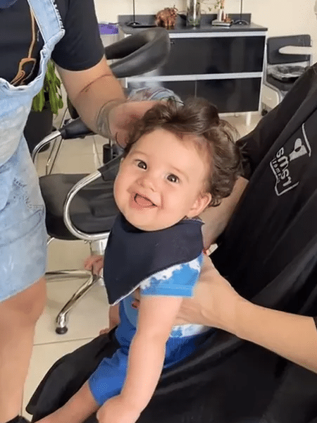 Bebê se diverte ao cortar o cabelo pela primeira vez - Reprodução/TikTok