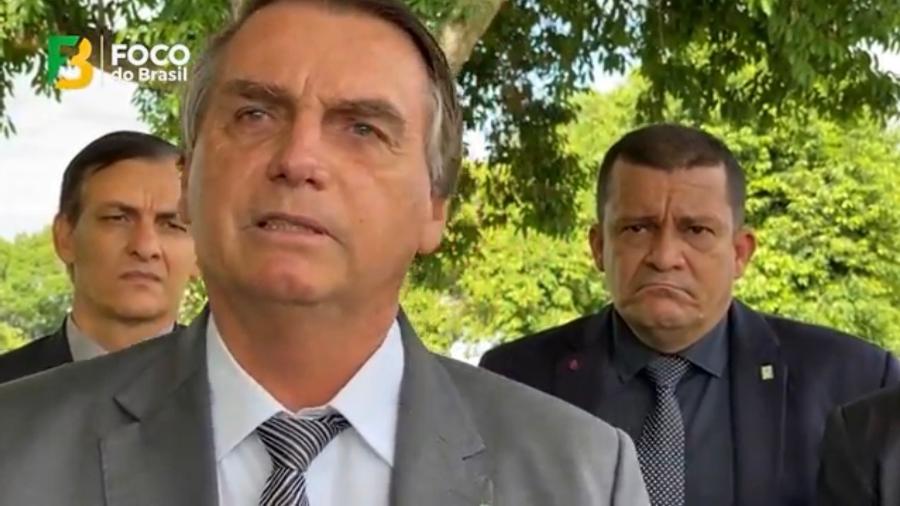 Na entrada do Alvorada, Jair Bolsonaro fala a seus iguais tentando cavar uma oportunidade para botar a tropa na rua - reprodução/Folha do Brasil