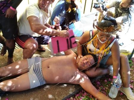 O indígena sapará Alcebias Mota Constantino, da Terra Indígena Raposa/Serra do Sol, é socorrido após ser atingido pela PM na frente do Anexo II da Câmara dos Deputados em 22 de junho de 2021 - Divulgação/Conselho Indígena de RR