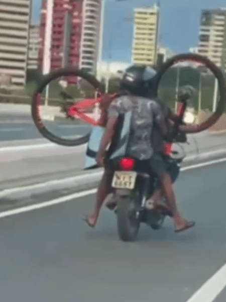 Furto de TV e bicicleta e fuga em moto chamou atenção no Piauí - Reprodução de vídeo