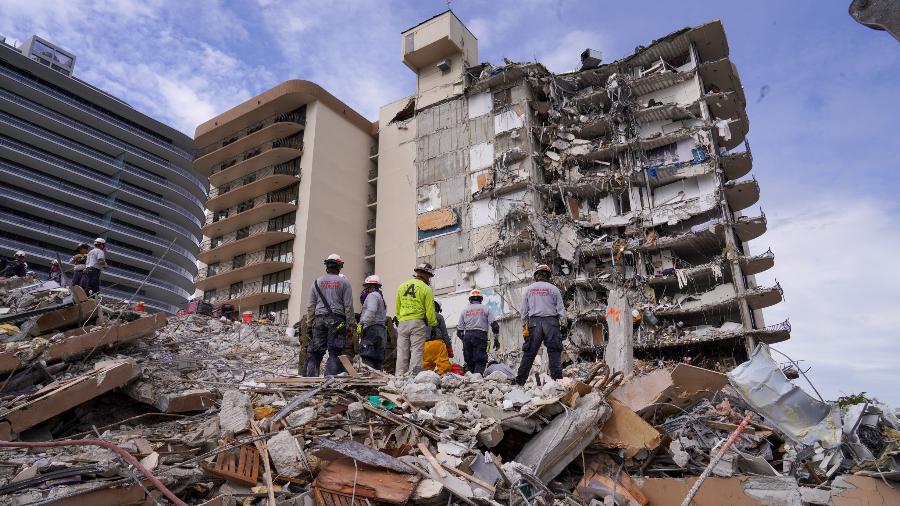 Equipes preparam o prédio que desabou parcialmente em Surfside, Miami, para ser demolido.  - Corpo de Bombeiros de Miami Dade/Reuters
