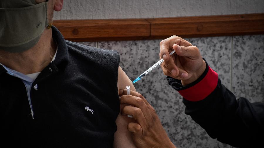 Mais de 11 milhões de pessoas foram imunizadas contra covid-19 na Colômbia, que tem 50 milhões de habitantes - Camilo Erasso/Long Visual Press/Universal Images Group via Getty Images