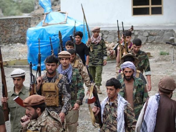 22.ago.2021 - Membros da Frente de Resistência Nacional (FNR), principal grupo de oposição ao movimento fundamentalista islâmico Talibã, se preparam para lutar no Vale do Panjshir, Afeganistão. - Agência de Notícias Aamaj via REUTERS