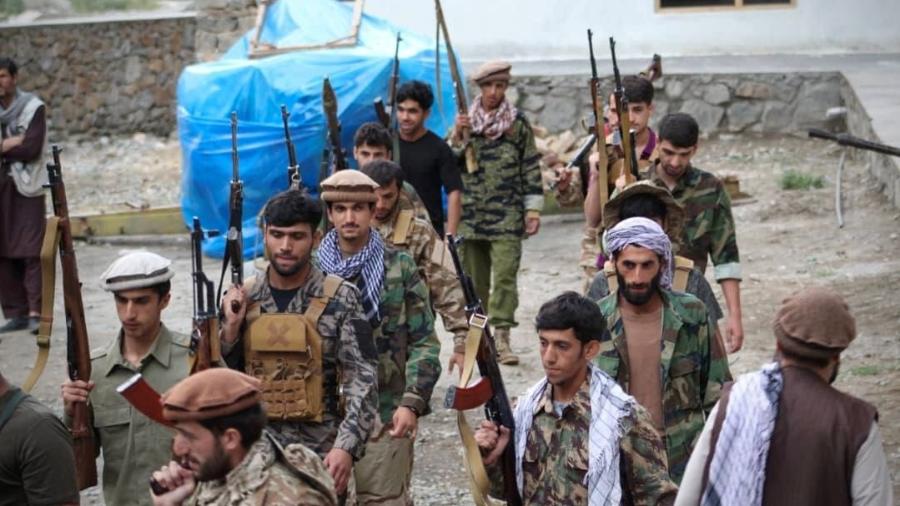 22.ago.2021 - Membros da Frente de Resistência Nacional (FNR), principal grupo de oposição ao movimento fundamentalista islâmico Talibã, se preparam para lutar no Vale do Panjshir, Afeganistão - Agência de Notícias Aamaj via REUTERS