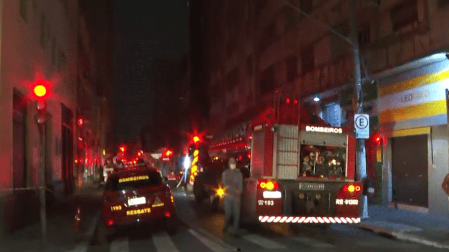 Ao todo, 40 pessoas foram retiradas do prédio, atingido por chamas do incêndio em garagem - Reprodução/TV Globo