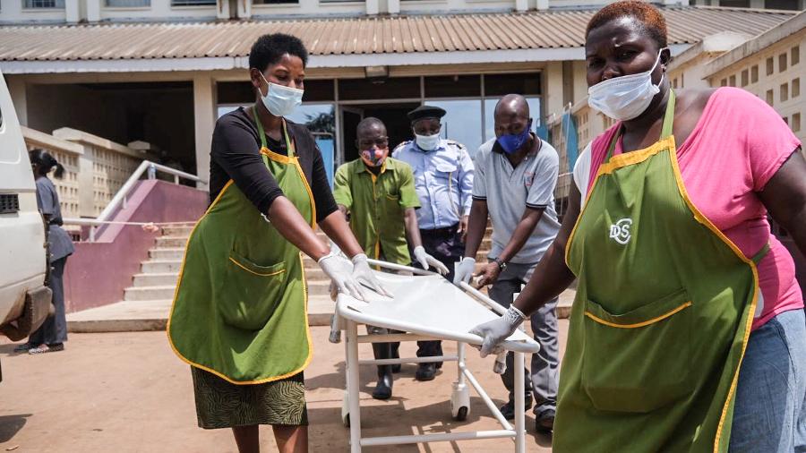 16.nov.2021 - Equipe médica prepara uma maca para receber as vítimas da explosão da bomba no hospital Mulago em Camapala, Uganda - Sumy Sadruni/AFP