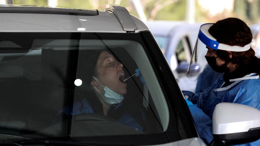 Mulher é testada para o novo coronavírus em drive-thru em Jerusalém, Israel - Ammar Awad/Reuters