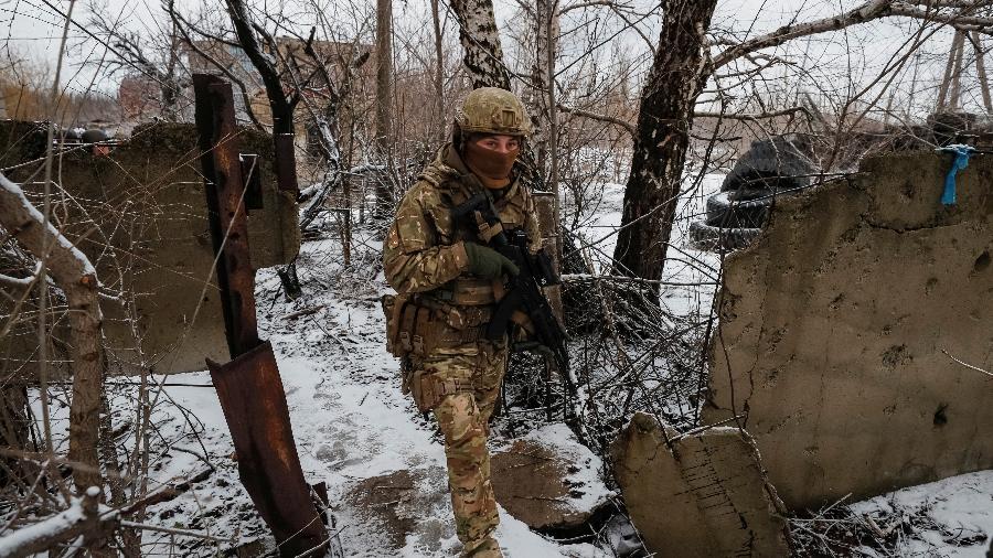 Militar ucraniano caminha na linha de frente na zona industrial da cidade de Avdiyivka, na região de Donetsk, Ucrânia - REUTERS/Gleb Garanich