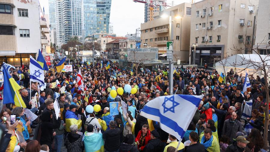 Uma das principais avenidas de Tel Aviv, a Rothschild Boulevard foi tomada ontem por manifestantes pró-Ucrânia - Ronen Zvulun/AFP
