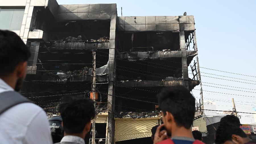 Erro de construção pode ter contribuído para o número tão expressivo de mortes, segundo bombeiros - Sajjad Hussain/AFP