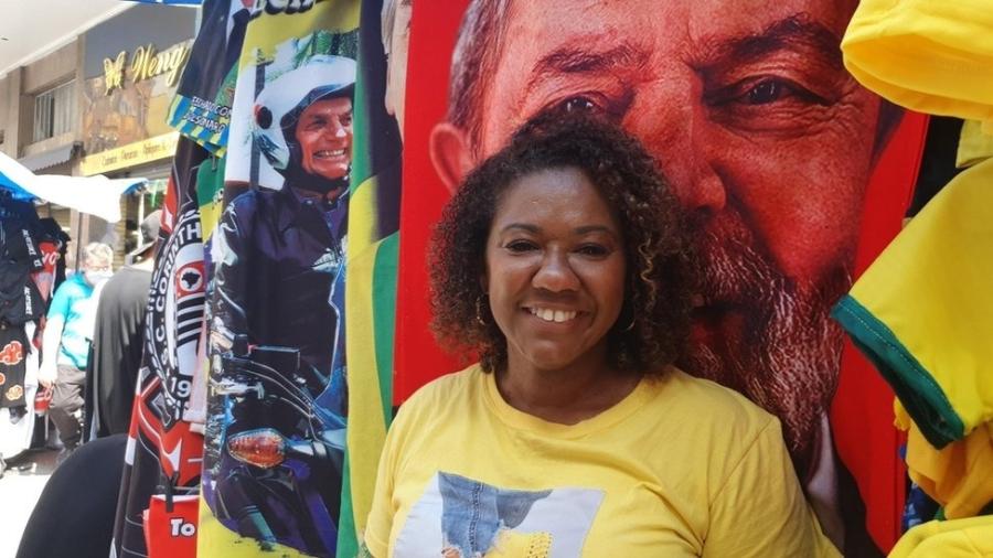 Vanessa Andrade, de 42 anos e vendedora na Rua 25 de Março. Comerciantes informais falam à BBC News Brasil sobre economia, política e eleições de 2022 - Thais Carrança/BBC