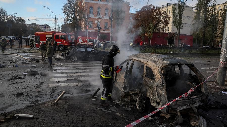 Carro queimado é visto após um ataque militar russo no centro de Kiev, na Ucrânia - GLEB GARANICH/REUTERS