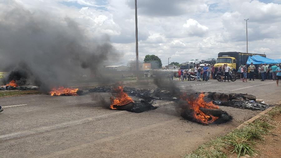 31.out.2022 - Bolsonaristas queimam pneus em bloqueio em rodovia