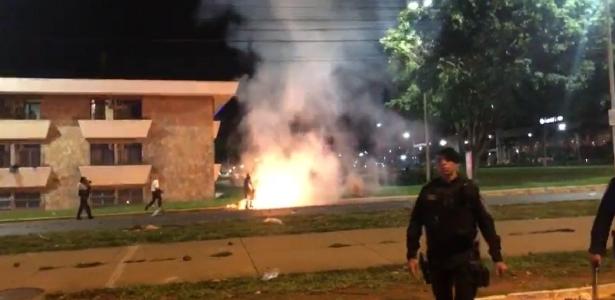 Bolsonaristas queimam carros e tentam invadir sede da PF em Bras&iacute;lia