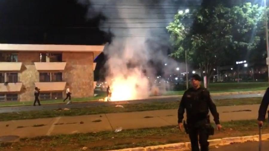 Bolsonaristas queimam carros e tentam invadir PF em Brasília - Paulo Toledo Piza/UOL