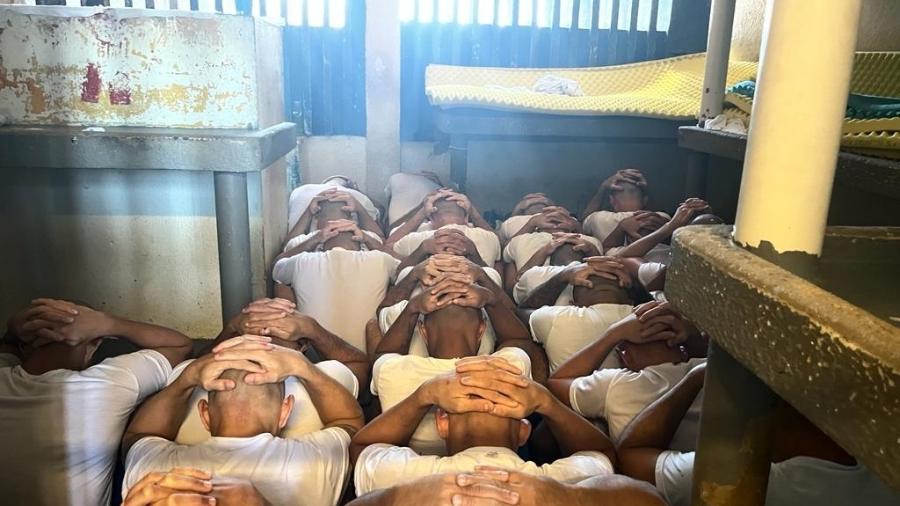 Presos confinados em cela durante castigo no presídio de Alcaçuz (RN) - Divulgação/MNPCT