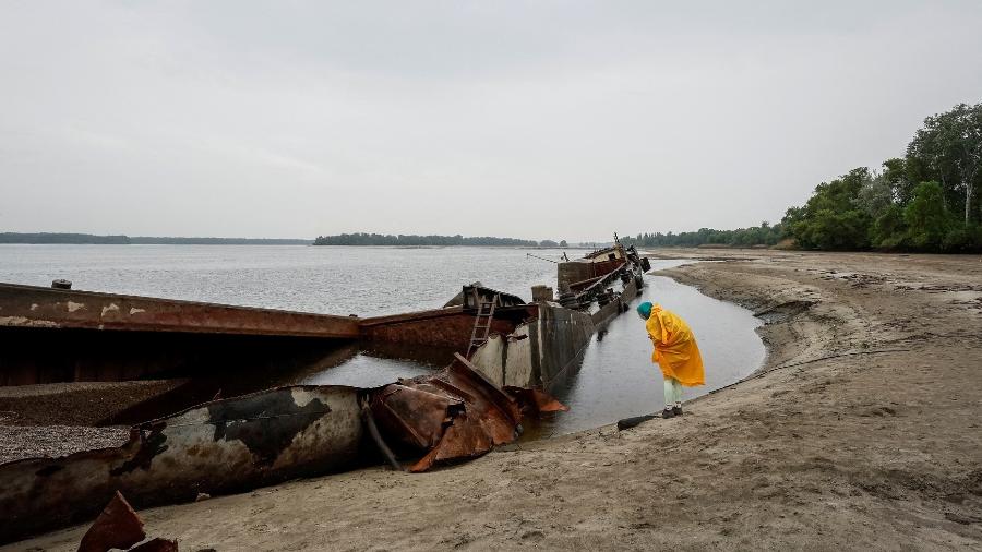 Navio atingido tentava retirar pessoas da área inundada de Kakhovka - REUTERS/Alina Smutko