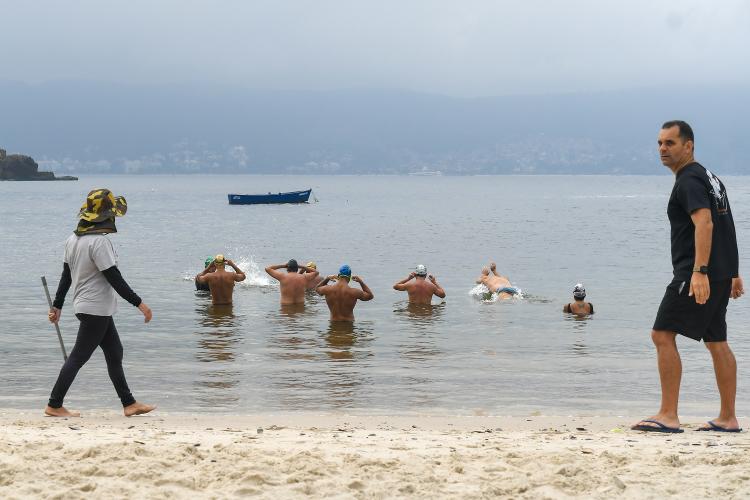  Movimento de banhistas na praia de Boa Viagem, em Niterói, na região metropolitana do Rio de Janeiro,