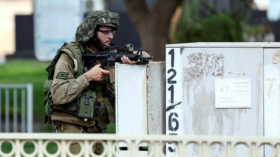 Soldado de Israel observa região de Sderot após invasão em massa de extremistas do Hamas 