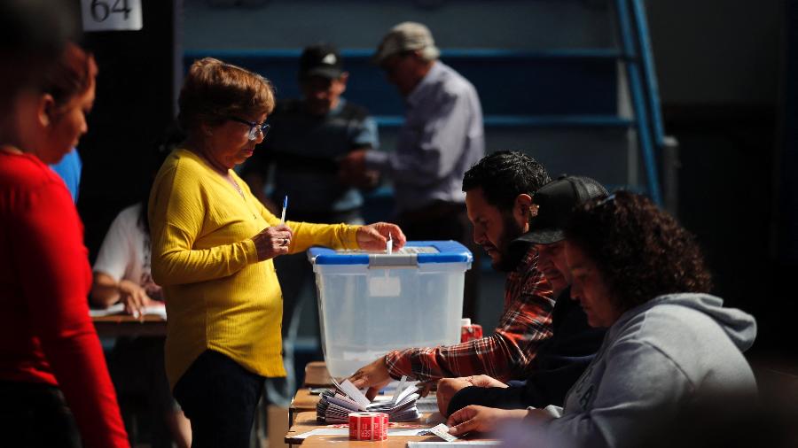 17.dez.2023 - Uma mulher vota durante o referendo sobre a nova proposta de Constituição do Chile, em Santiago