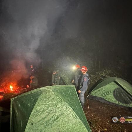 Bombeiros vão pernoitar na mata para preservar local de queda de helicóptero