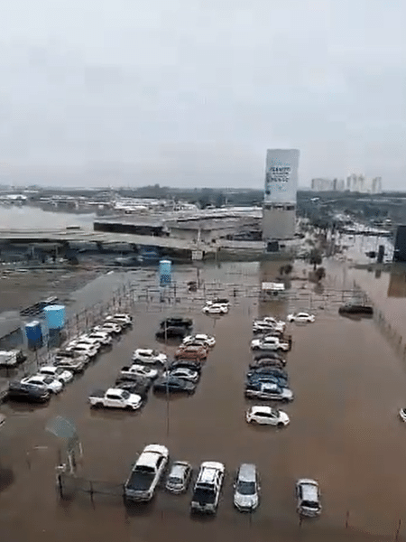 Aeroporto de Porto Alegre ficou parcialmente alagado neste sábado (4) - Reprodução/X/@gremiobrum