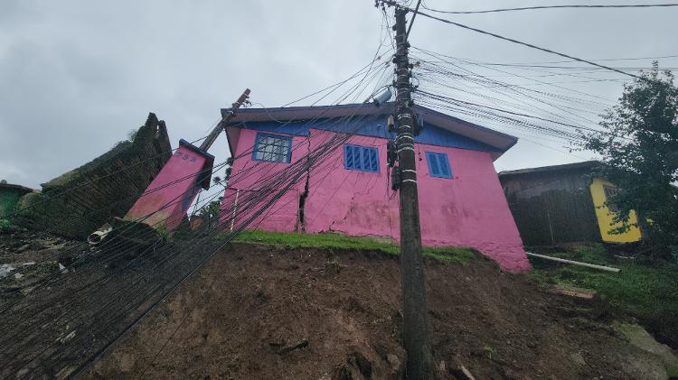 18.mai.2024 - Casa que desmoronou na rua Guilherme Dal Ri, em Gramado (RS)