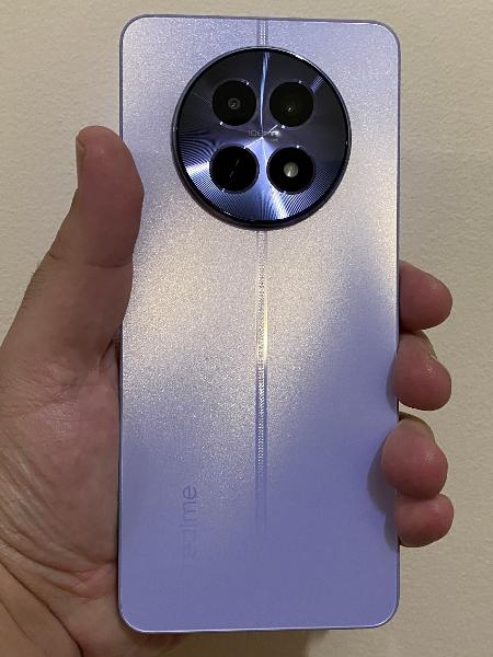 Realme 12 5G é um celular intermediário com visual inspirado em relógios de luxo Realme 12 5G é um celular intermediário com visual inspirado em relógios de luxo