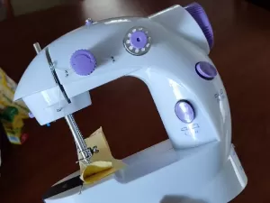 'Pequena mas cumpre o que promete': mini máquina de costura está por R$ 70