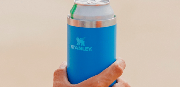 Stanley lanza el enfriador de latas, que puede usarse como vaso o portalatas