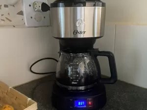 Cafeteira programável acorda você com o cheirinho de café pronto por R$ 180