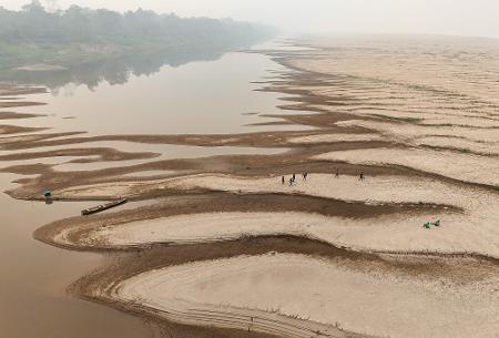 Parece um deserto, mas é o Rio Madeira, um dos mais importantes do Brasil em nível baixo de água