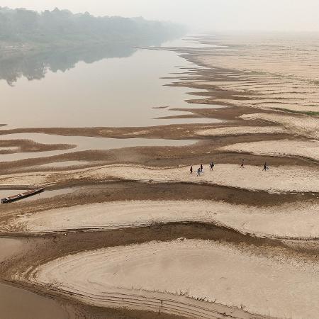 Parece um deserto, mas é o rio Madeira, um dos mais importantes do Brasil em nível baixo de água - MICHAEL DANTAS / AFP