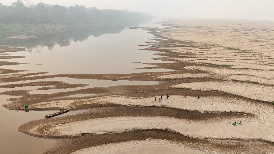 Parece um deserto, mas é o rio Madeira, um dos mais importantes do Brasil em nível baixo de água