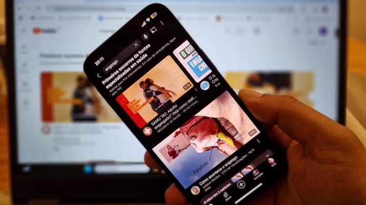YouTube fixa no topo dos resultados da busca vídeos sobre primeiros socorros para situações de engasgo, AVC e psicose