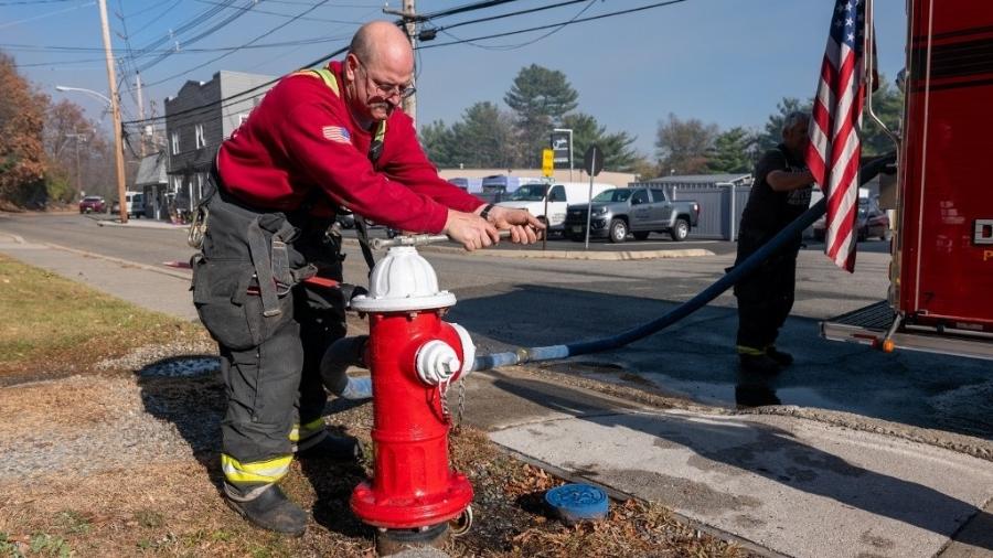 Bombeiros trabalham no combate a uma série de incêndios florestais em 9 de novembro de 2024